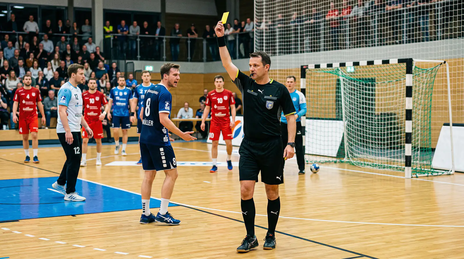 Handball-Schiedsrichter zeigt eine Zeitstrafe während eines WM-Spiels