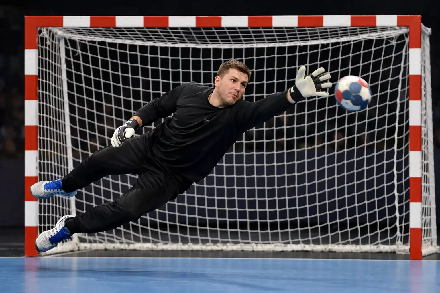 Handballtorwart pariert einen Wurf auf das Tor