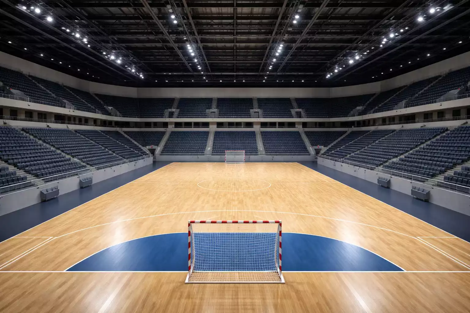 Moderne Handballarena von innen mit Zuschauertribünen vor dem Spiel
