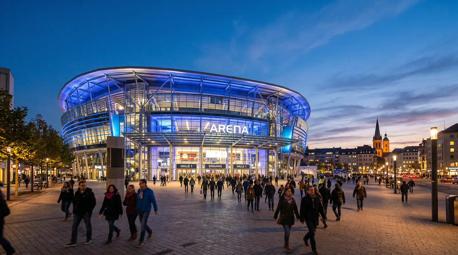 Moderne deutsche Handballarena von außen bei Abendbeleuchtung