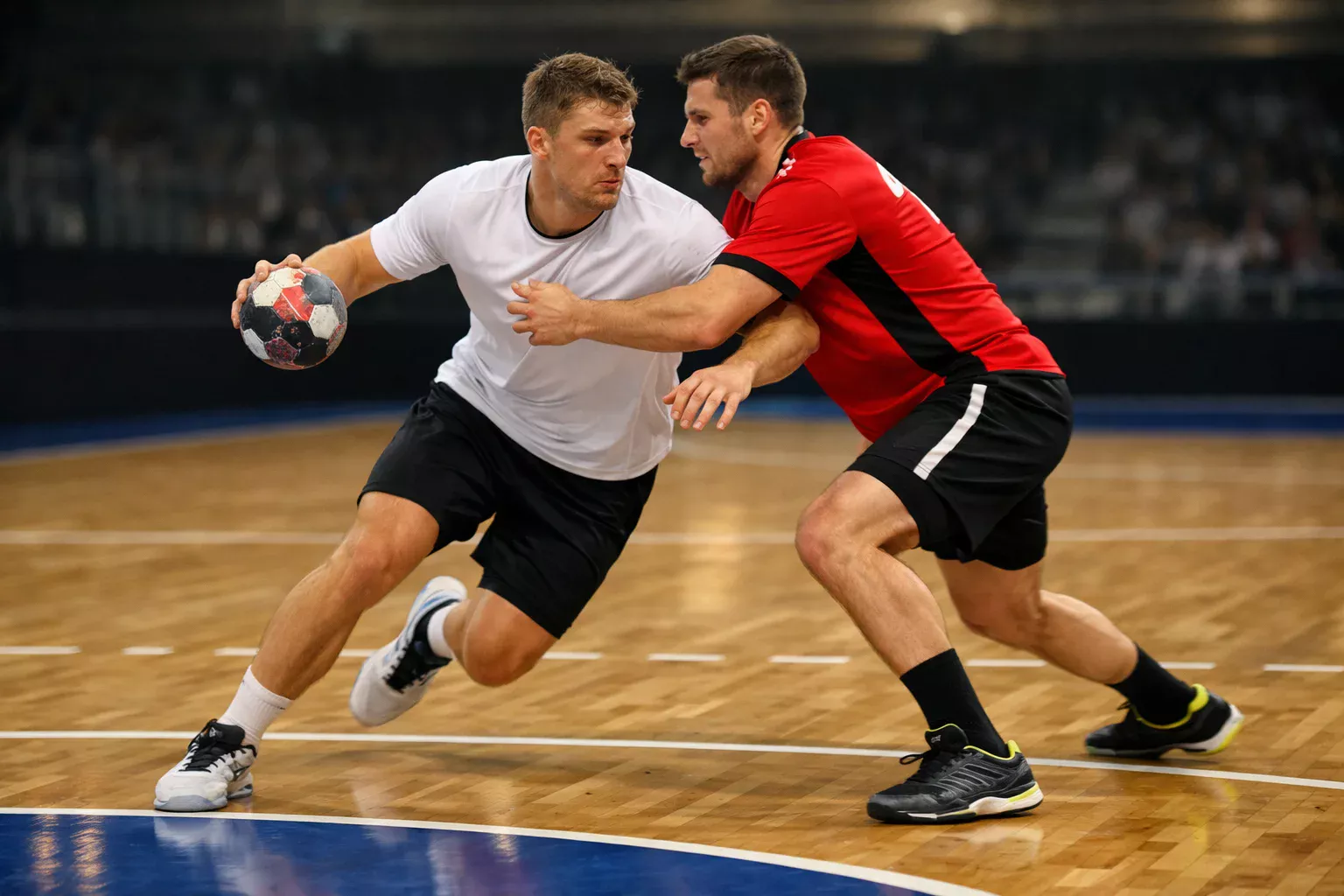 Handballspieler im Zweikampf während eines Bundesligaspiels