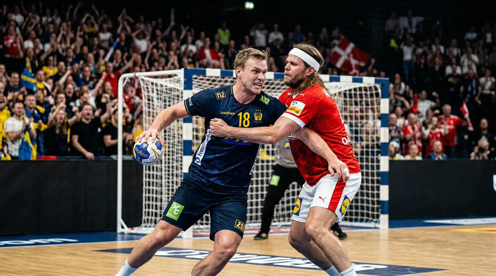 Intensives Handball-Duell in der K.o.-Phase mit angespannten Spielern